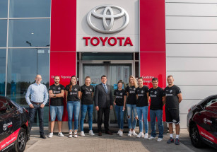 Wspólne zdjęcie DevelopRes Dakar Toyota